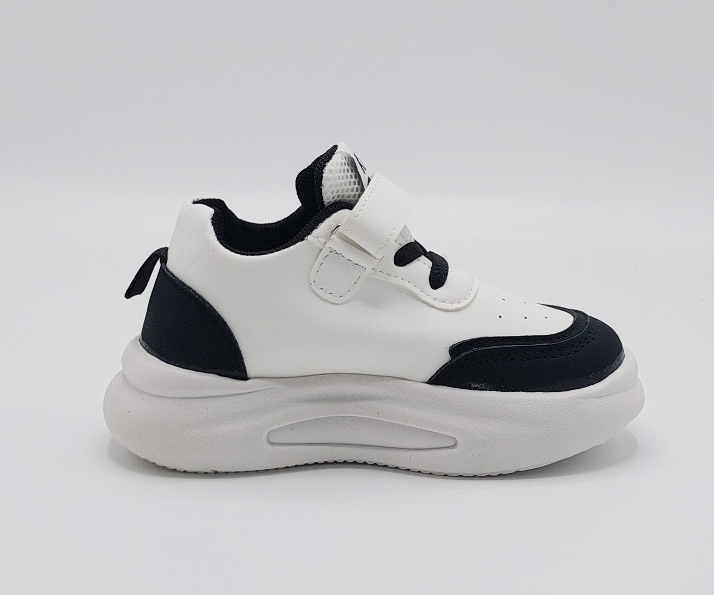 Lights in Sole Trendy Look Sneakers for Kids - LIO2